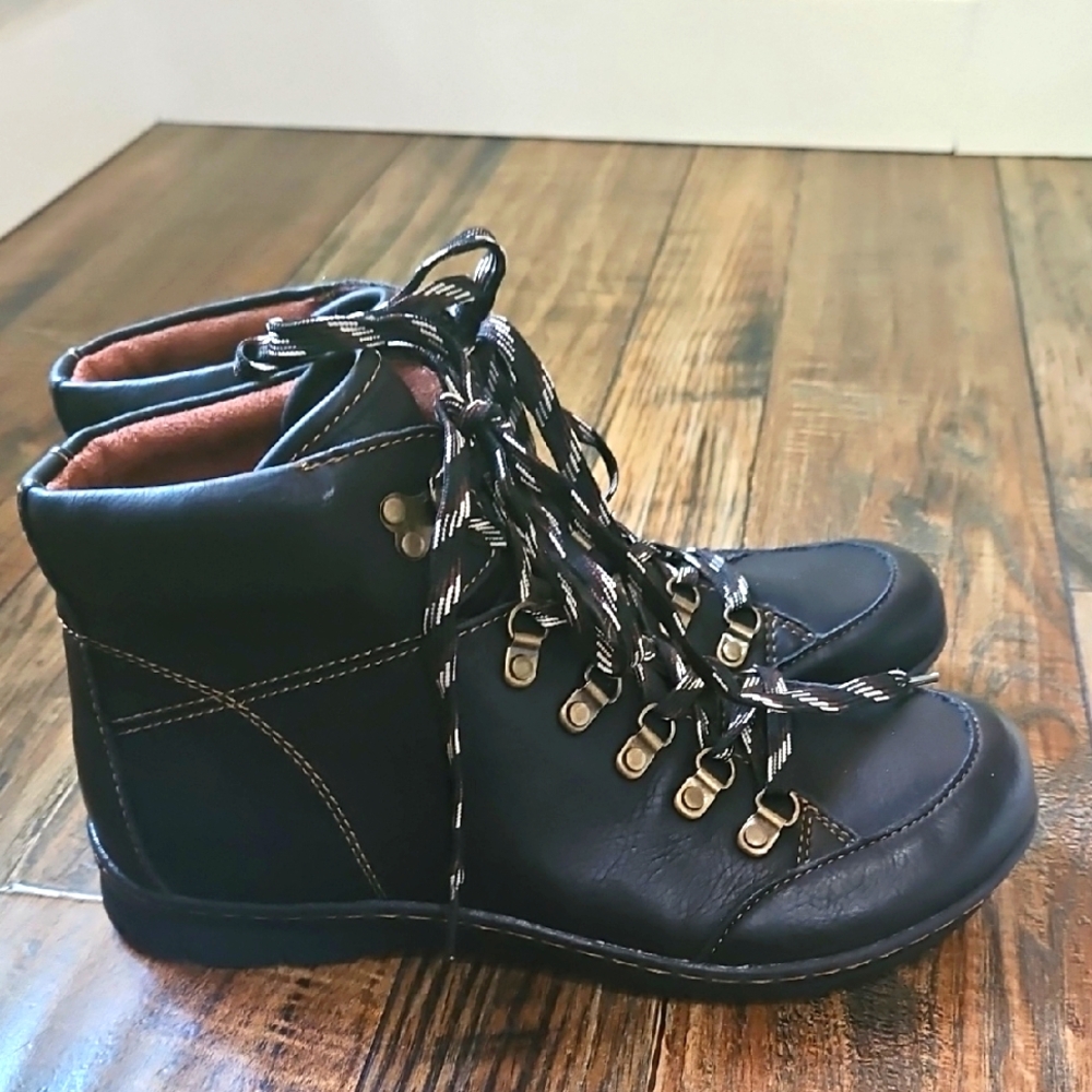 b.o.c‎ Women's Black Leather Lace-Up Ankle Boots. Size 7.5